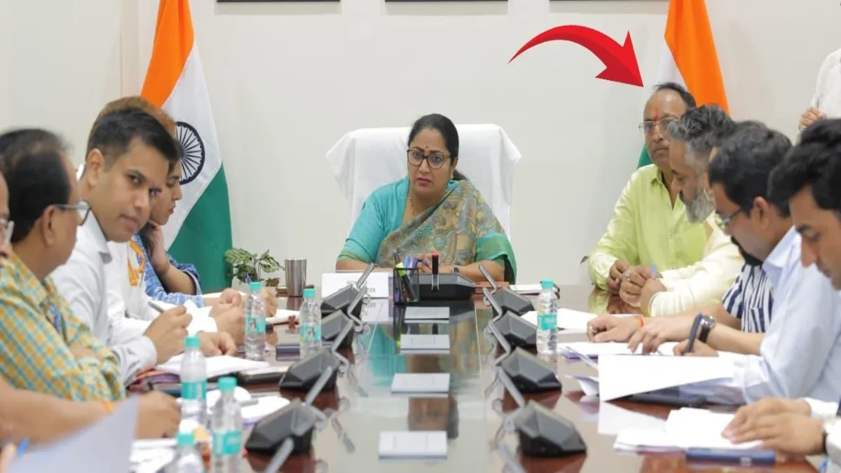 मीटिंग करती हुई सीएम रेखा गुप्ता- India TV Hindi
