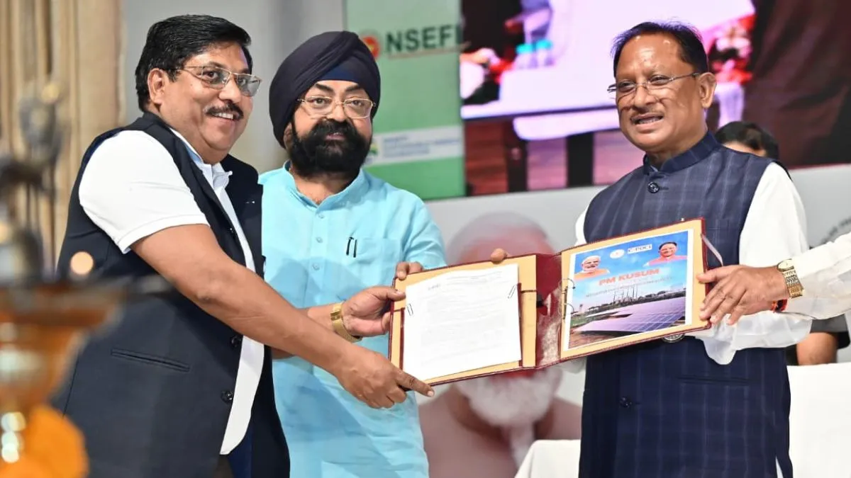 उत्कृष्ट वेंडरों को सम्मानित करते हुए सीएम साय- India TV Hindi