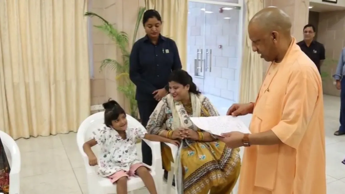 बच्ची से मिले मुख्यमंत्री योगी आदित्यनाथ- India TV Hindi
