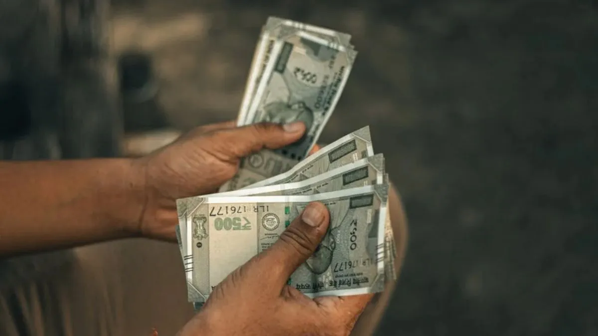 Delhi Police ASI arrested, bribery case Delhi, ASI caught taking bribe- India TV Hindi