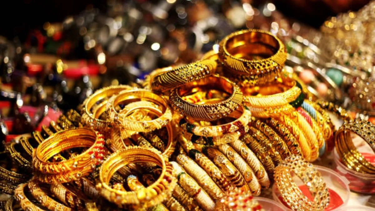 सोने की कीमतों पर दबाव की मुख्य वजह डॉलर इंडेक्स में 0.10% से अधिक की तेजी है। - India TV Hindi