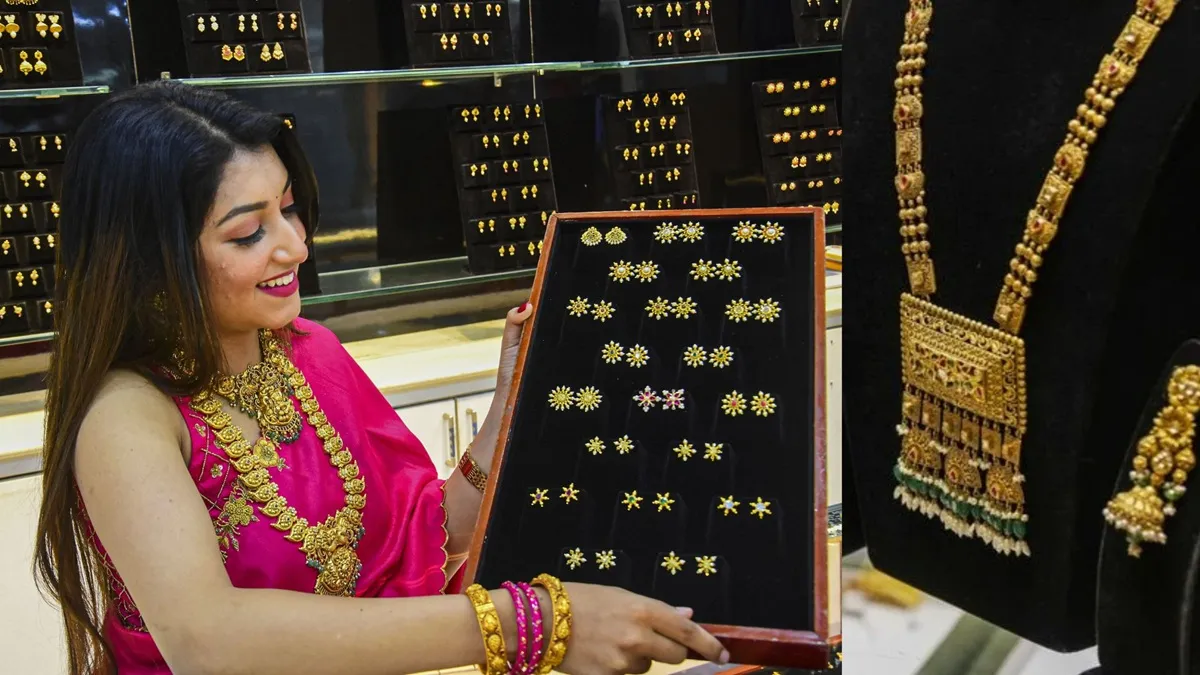 स्टोर में सोने के आभूषण को देखती महिला।- India TV Paisa