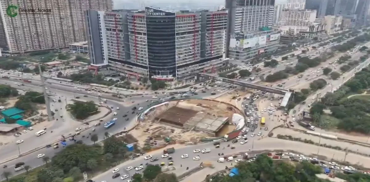 ग्रेटर नोएडा वेस्ट स्थित चार मूर्ति चौक पर बन रहा अंडरपास।- India TV Paisa