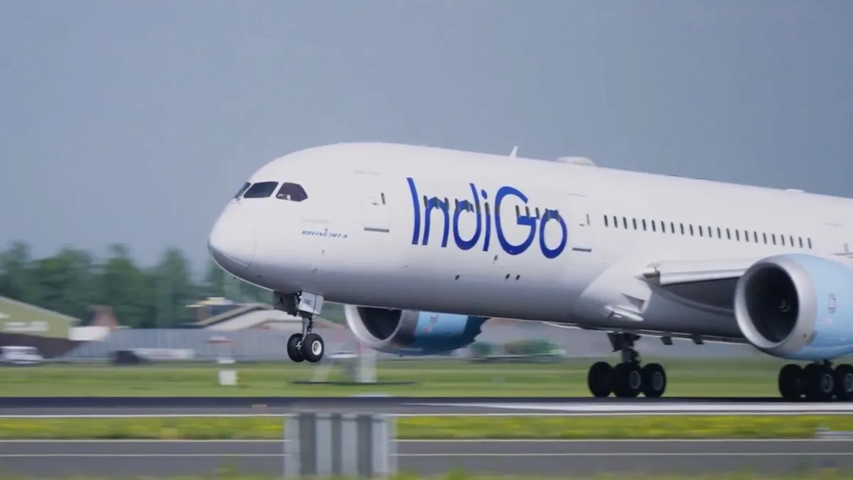 रनवे पर लैंड करता इंडिगो का विमान। (प्रतीकात्मक)- India TV Paisa