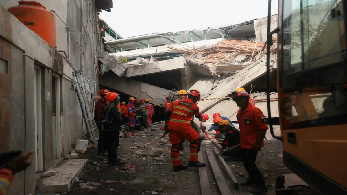 Indonesia School Building Collapse- India TV Hindi