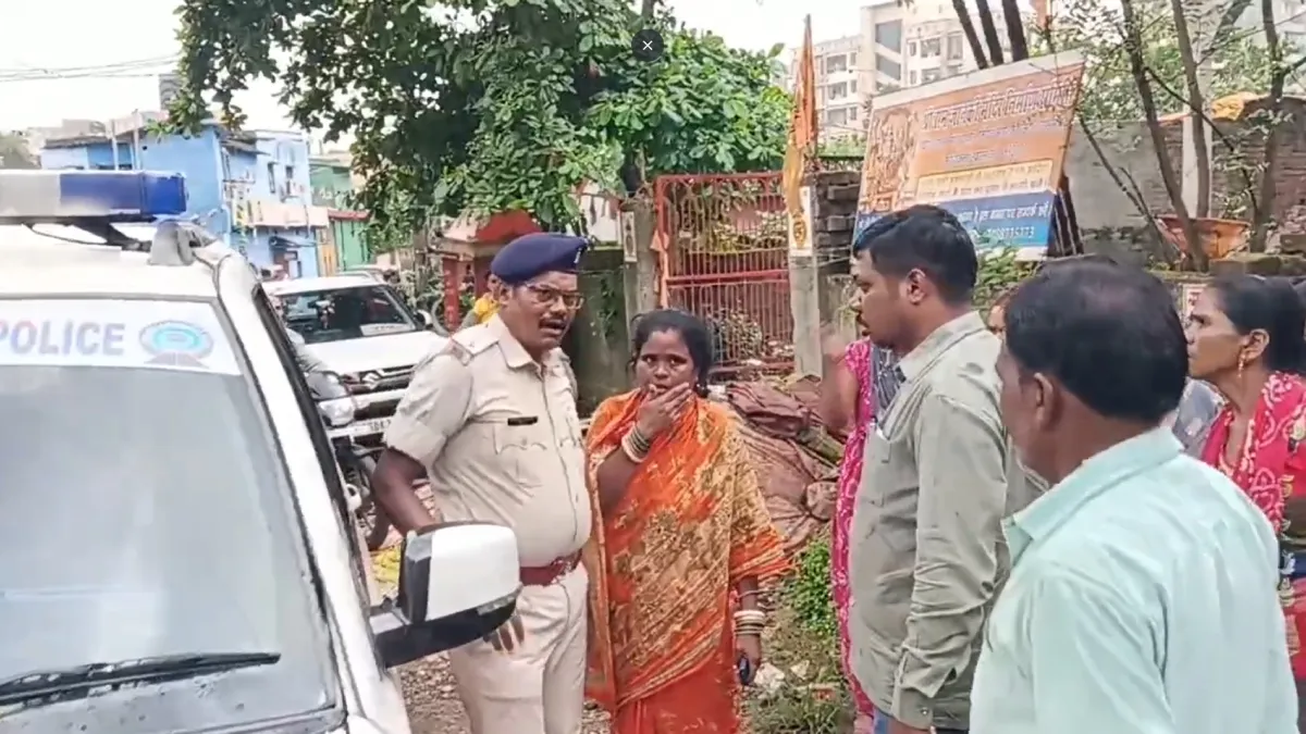 police with girl parents- India TV Hindi
