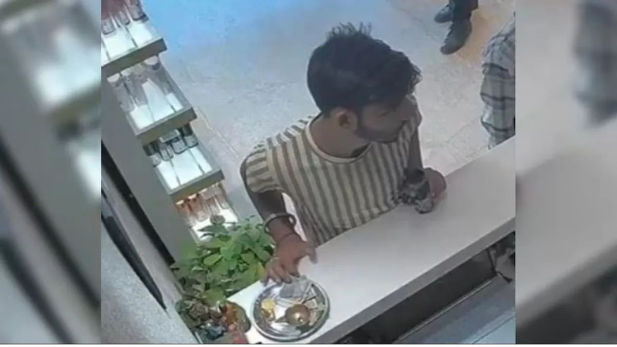 live theft recorded, man stolen money from puja thali, hair salon theft viral, viral video, viral ne- India TV Hindi