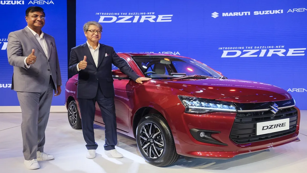 मारुति सुजुकी की कार डिजायर के साथ कंपनी के शीर्ष अधिकारी।- India TV Paisa