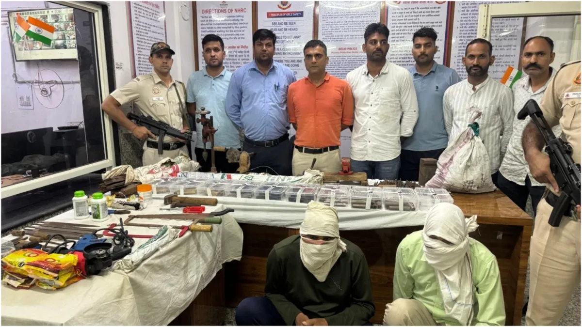 Delhi Police busted a katta factory recovered huge amount of country-made weapons and raw material- India TV Hindi