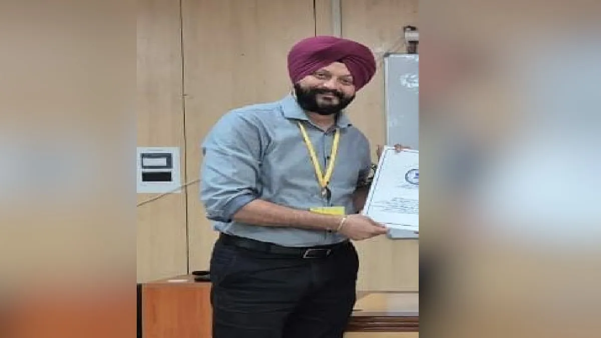 Senior Finance Ministry official Navjot Singh died in an accident- India TV Hindi