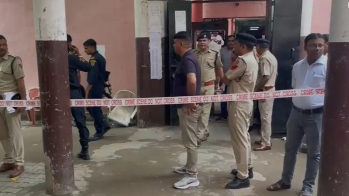 भिवानी कोर्ट परिसर में चली गोलियां, जांच करती पुलिस- India TV Hindi