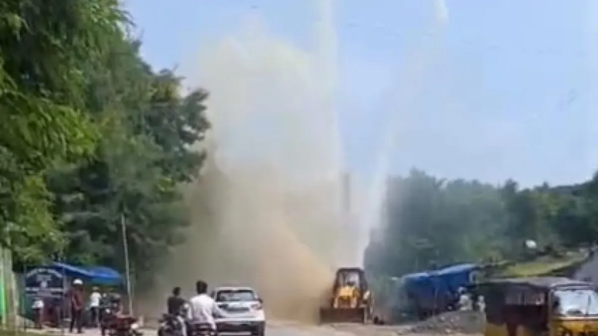  सड़क के बीचोंबीच चालू हो गया 'फव्वारा' - India TV Hindi