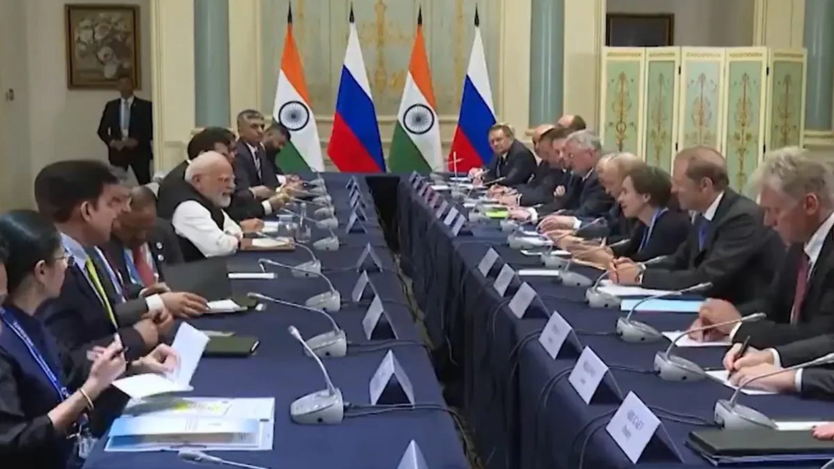 पीएम मोदी और रूसी राष्ट्रपति पुतिन के बीच द्विपक्षीय बैठक- India TV Hindi