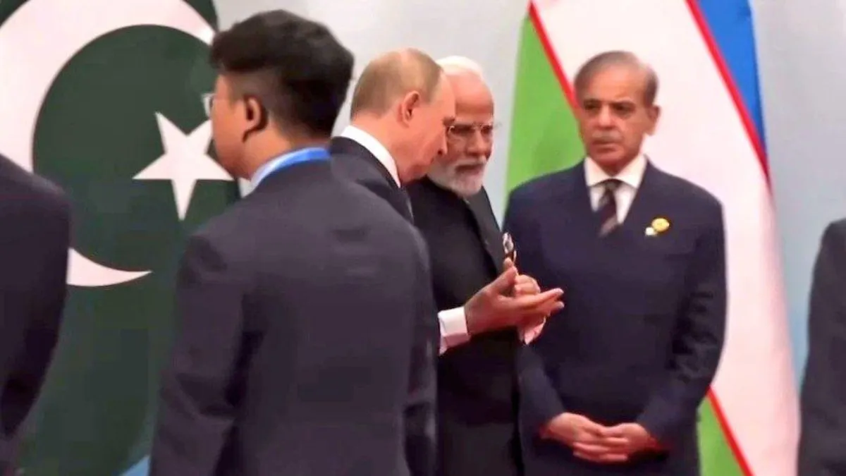 pm modi ignores shehbaz sharif in china sco summit- India TV Hindi