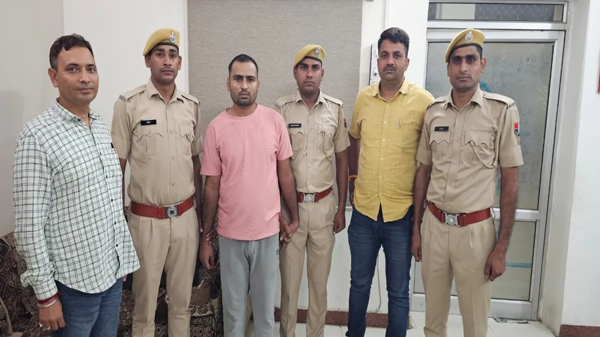 पुलिस की गिरफ्त में...- India TV Hindi