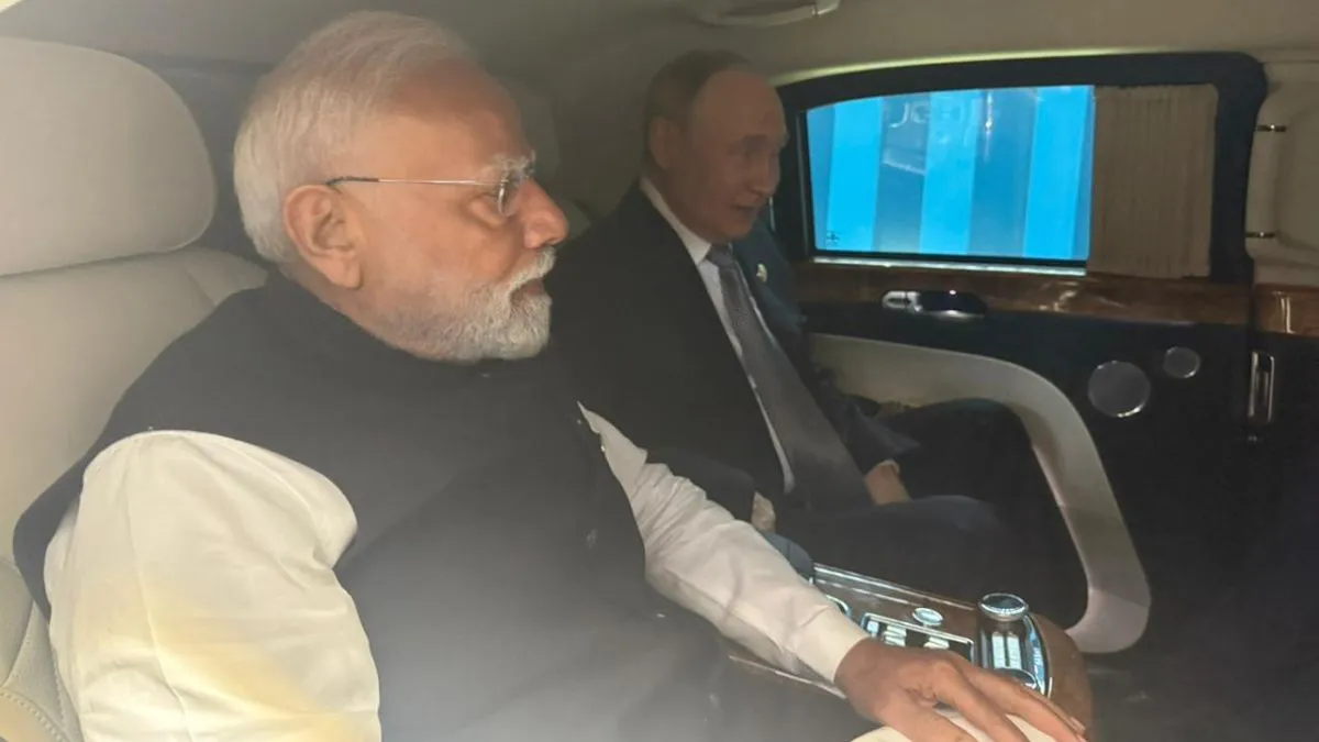 PM Modi和Putin在汽車上旅行。 -印度電視印地語