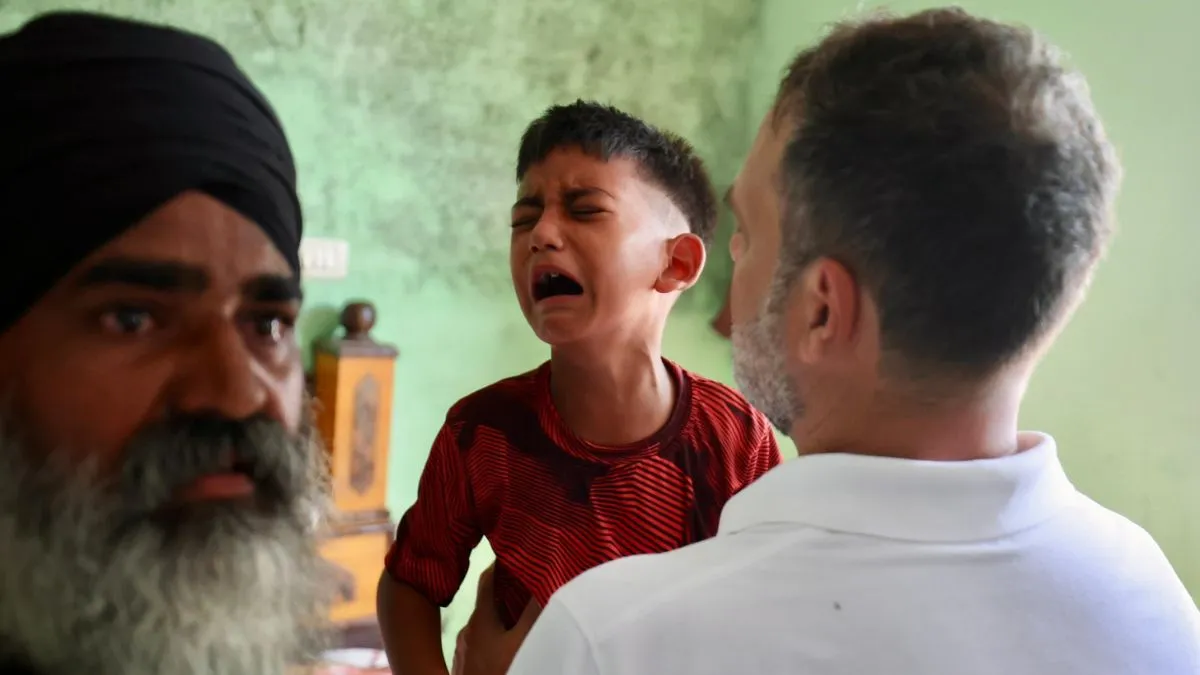 पीड़ितों से मिले राहुल गांधी।- India TV Hindi