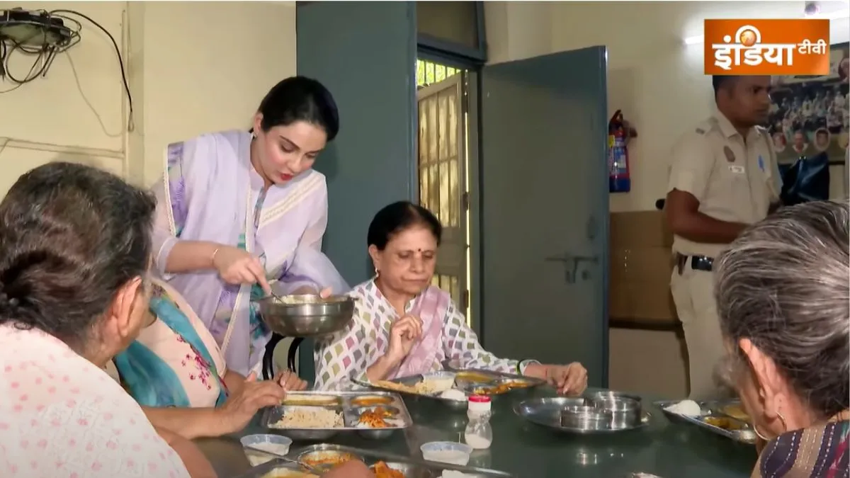 बुजुर्गों की सेवा कर मनाया पीएम मोदी का जन्मदिन।- India TV Hindi