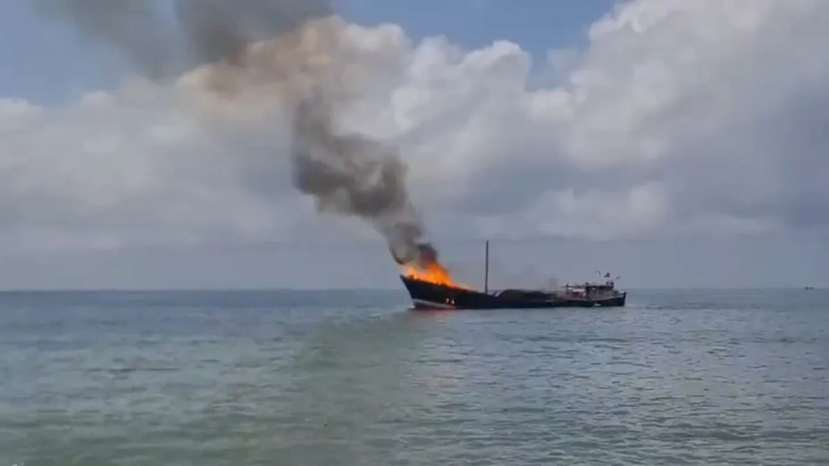 पोरबंदर में नाव में लगी आग।- India TV Hindi