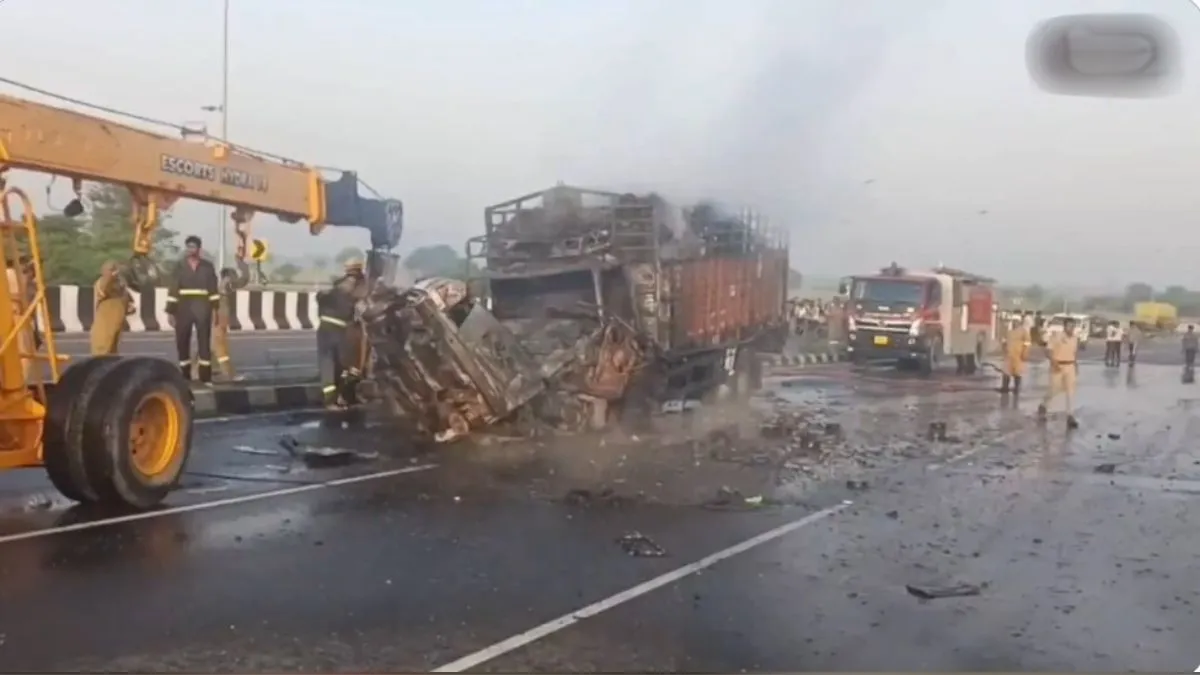 UP Aligarh accident fire car mini bus- India TV Hindi