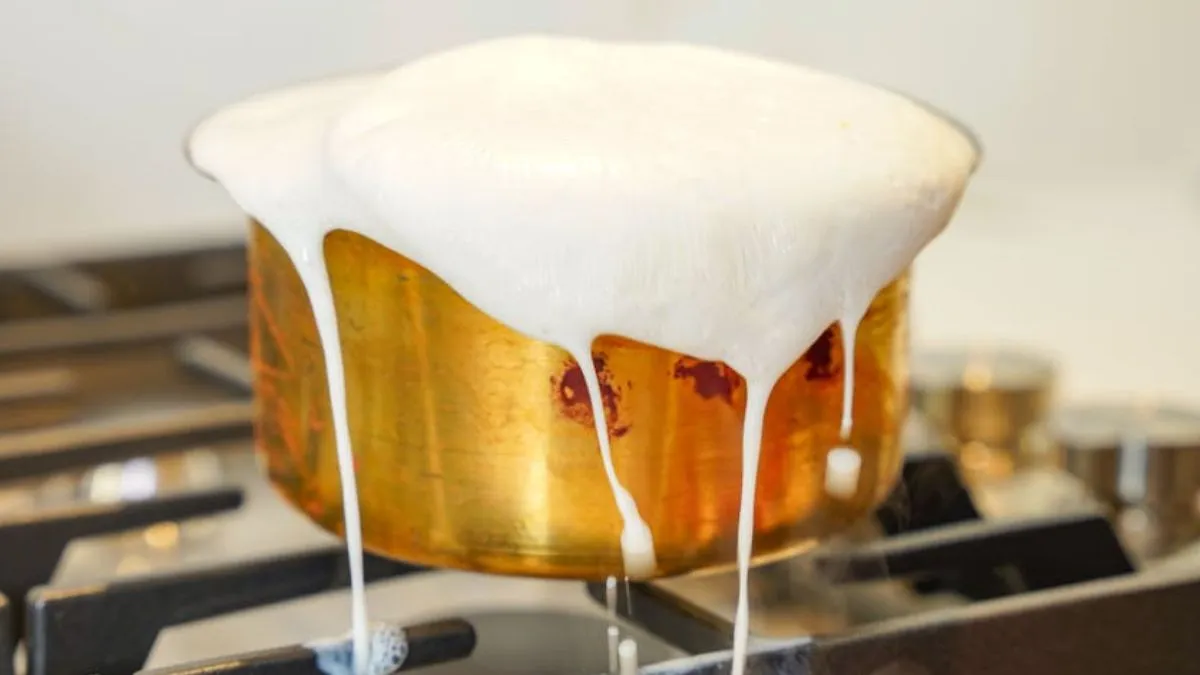 दूध के बर्तन में गिरने से बच्ची की मौत।- India TV Hindi