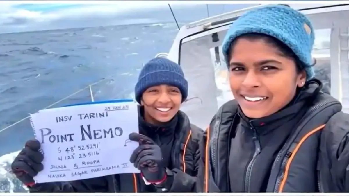 भारतीय नौसेना की जाबांज ऑफिसर्स दिलना और रूपा। - India TV Hindi