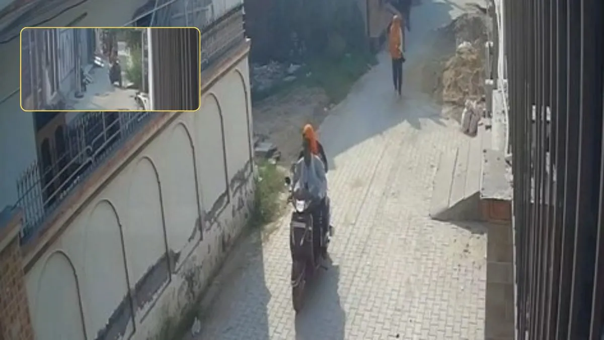 आंखों के सामने से स्कूटी ले गया चोर। - India TV Hindi