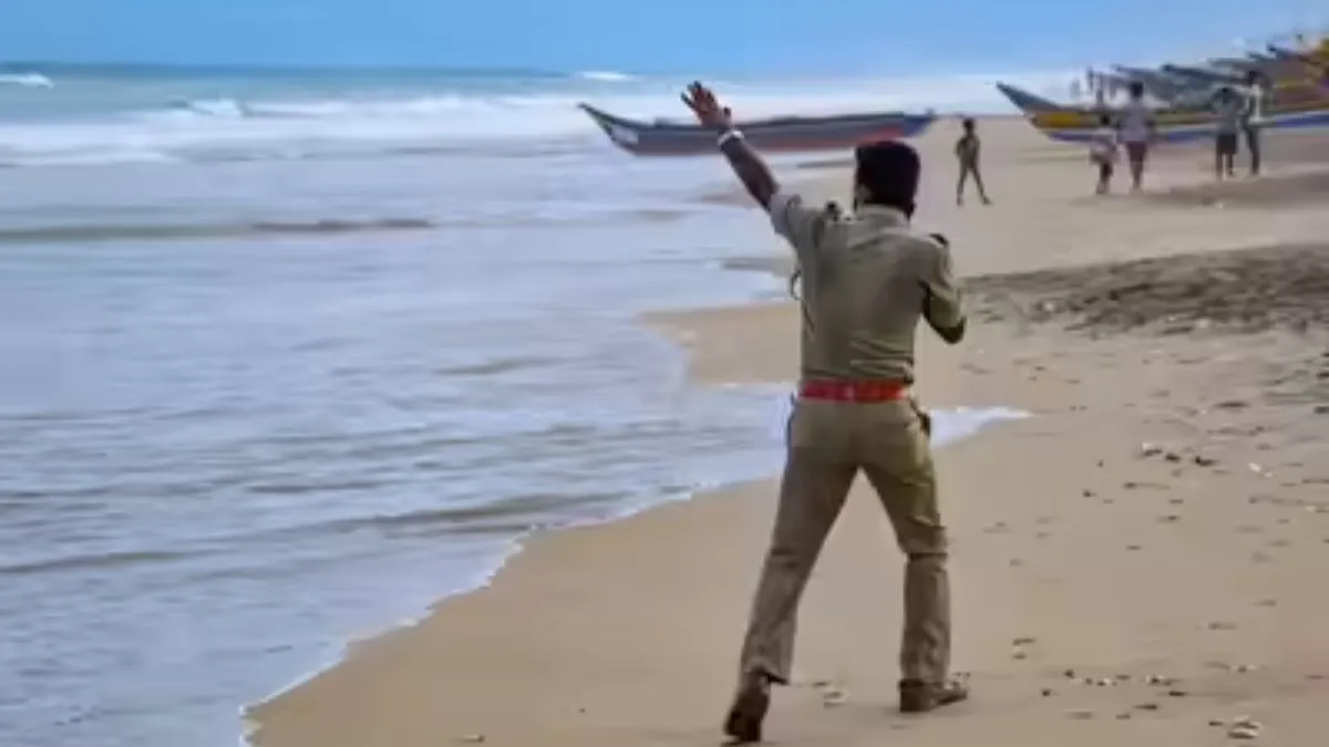 समुद्र से मिला चीनी नाविक का शव।- India TV Hindi