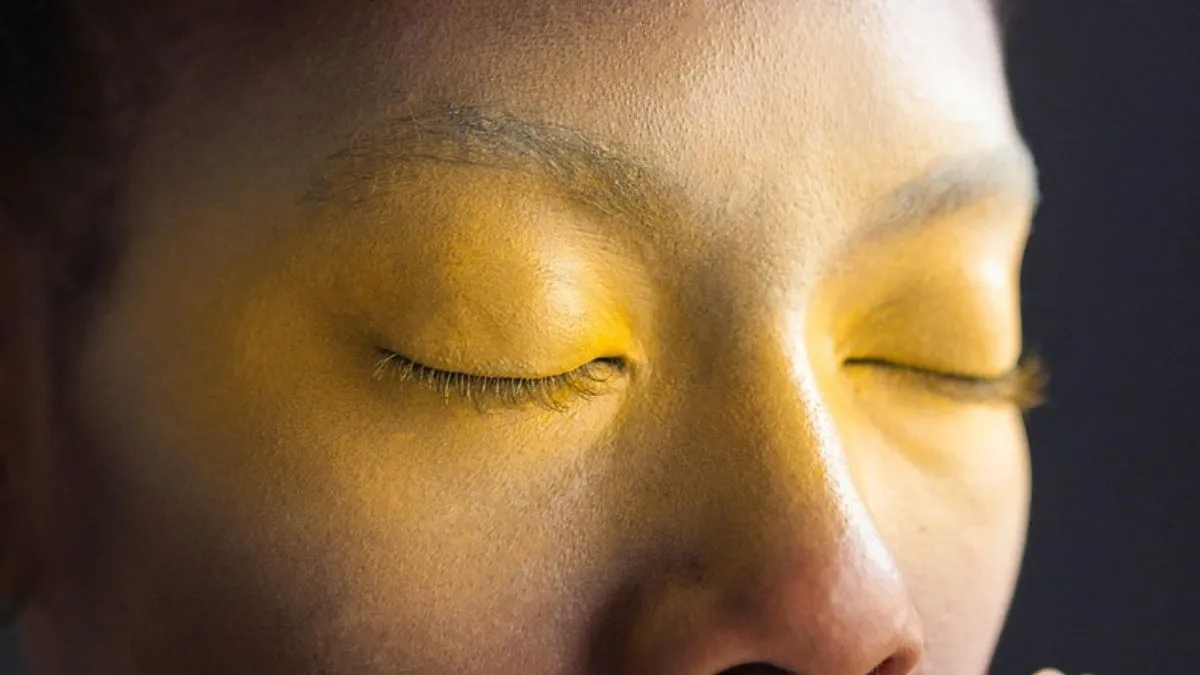 8 बच्चों की आंखों को चिपकाया।- India TV Hindi