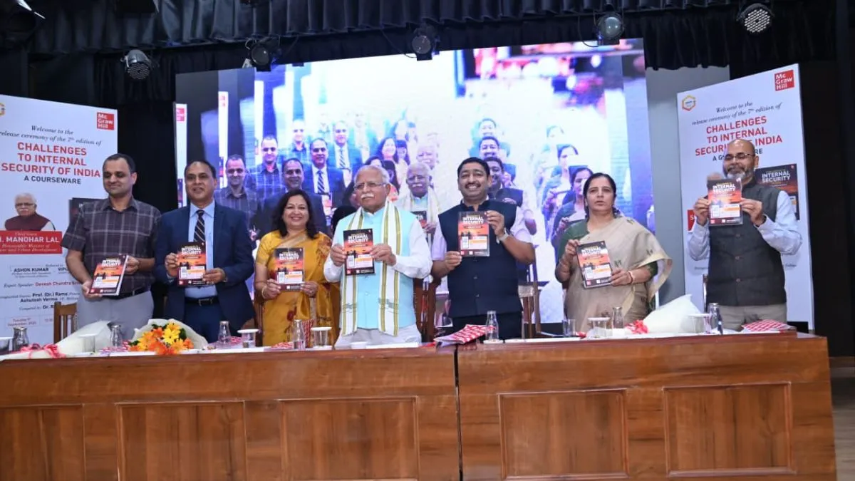 पुस्तक लांच करते केंद्रीय मंत्री मनोहर लाल- India TV Hindi