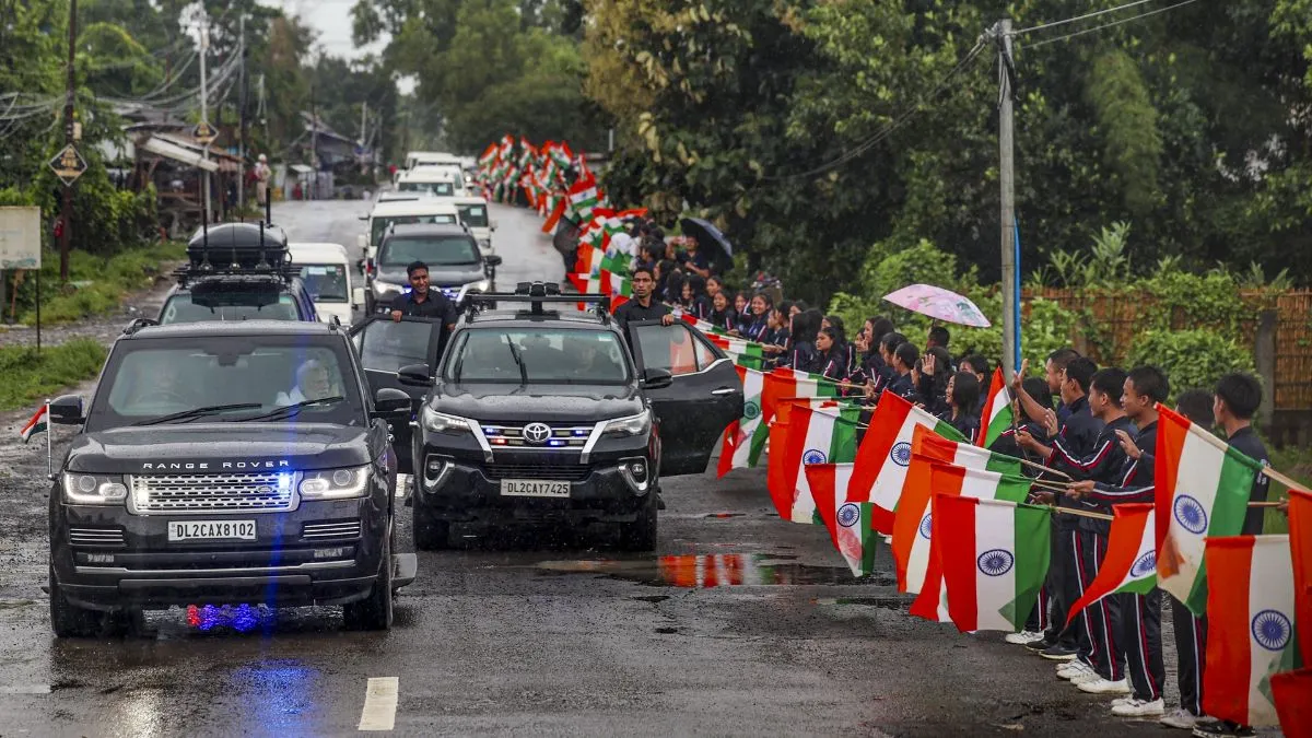 कार से सफर करते हुए पीएम मोदी- India TV Hindi