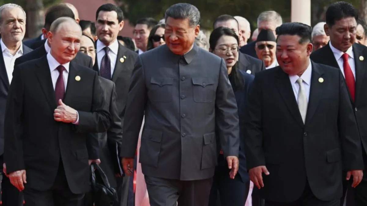 俄羅斯總統普京(左),中國總統習近平(介於兩者之間)和朝鮮領導人金·喬恩(Kim Jon-Jon-Jon-Jon-Jon-Jon-Jon-India)電視印地語