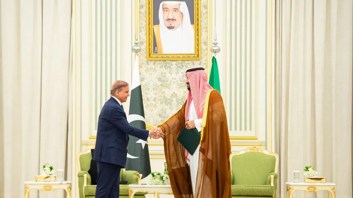 पाकिस्तान के प्रधानमंत्री शहबाज शरीफ (बाएं) और मोहम्मद बिन सलमान बिन अब्दुलअज़ीज़ अल सऊद, सऊदी अरब क- India TV Hindi