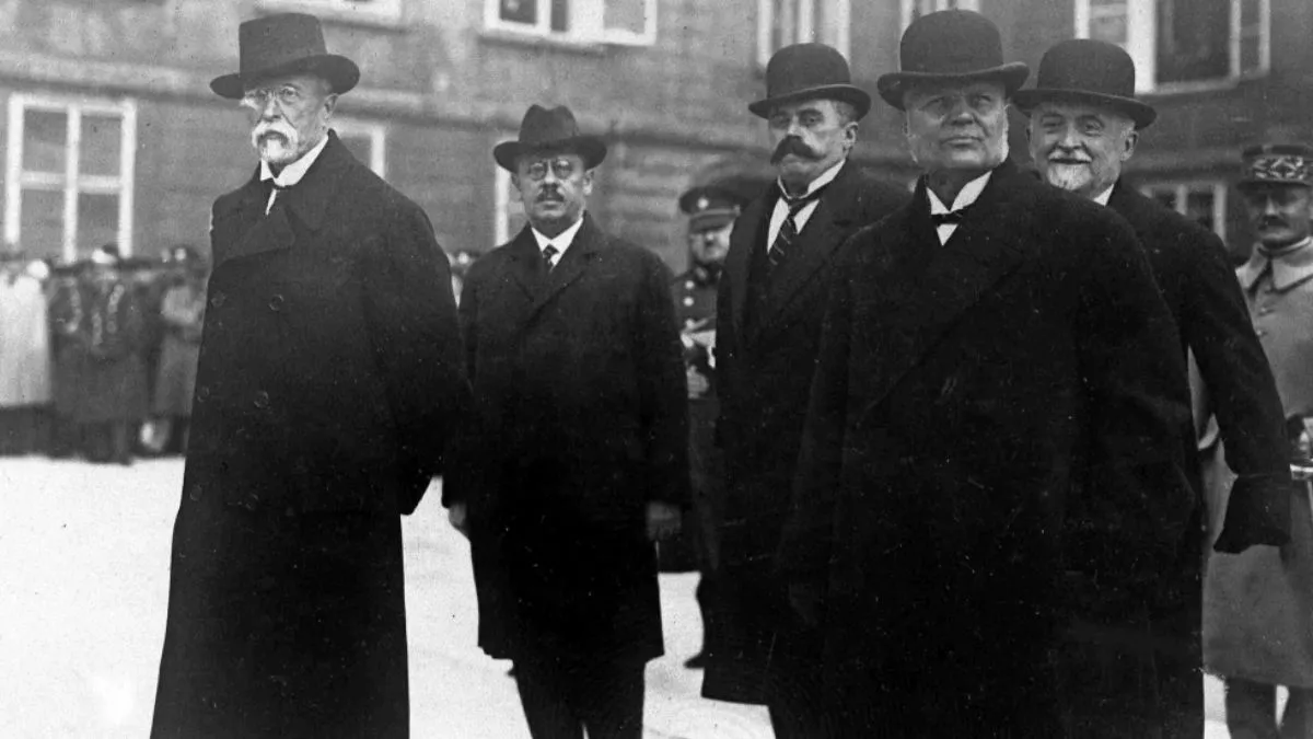 चेकोस्लोवाकिया के पहले राष्ट्रपति तोमाश गैरीग मासारिक  (बाएं से पहले) (फोटो 1927)- India TV Hindi