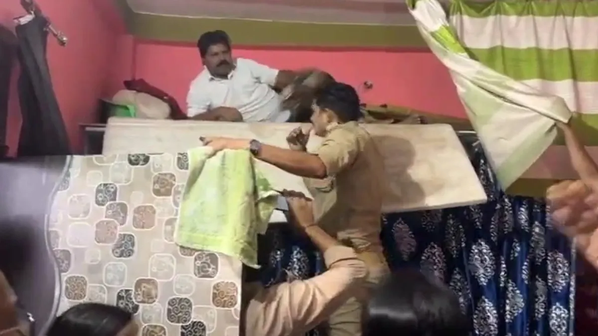 गद्दे में लिपटे मिले नेताजी- India TV Hindi