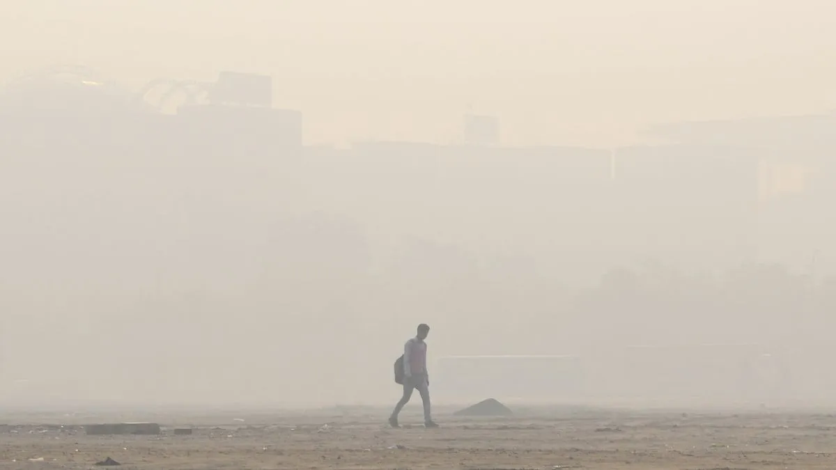 गुरुग्राम में छाए स्मॉग के बीच से गुज़रता एक यात्री- India TV Hindi