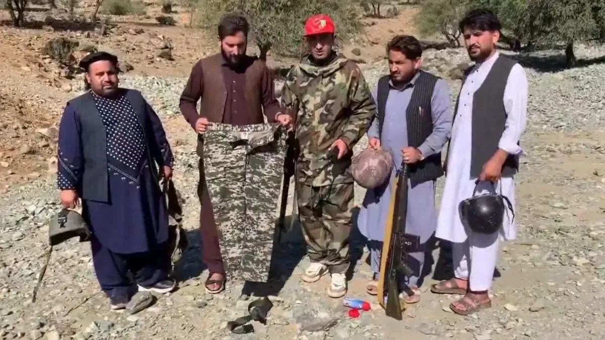 Afghan Forces Displaying Pants of Pakistani Soldiers- India TV Hindi