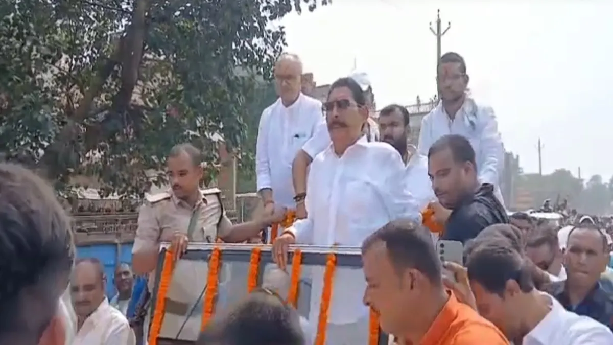 नामांकन दर्ज करने के लिए जाते हुए अनंत सिंह- India TV Hindi
