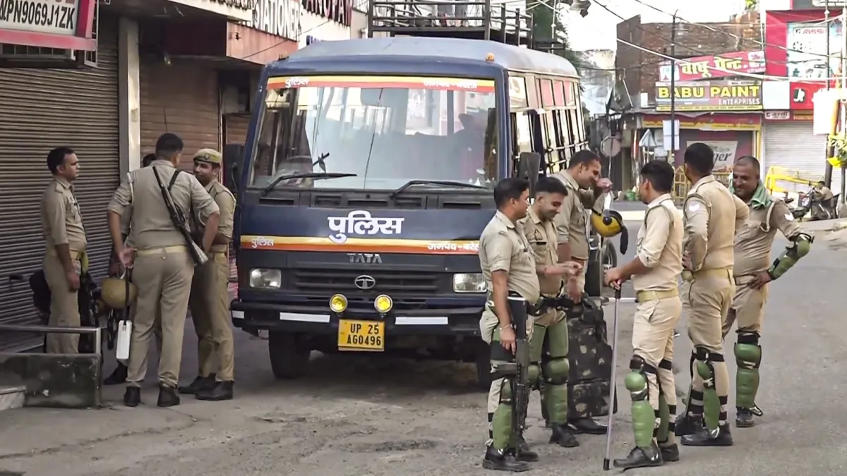 बरेली में हाल ही में हुई झड़पों के बाद कड़ी सुरक्षा के बीच पुलिसकर्मी निगरानी कर रहे हैं।- India TV Hindi