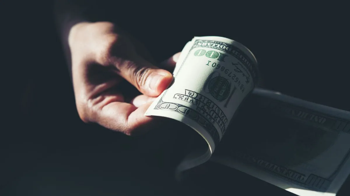 man gets 330 times much salary, 330 times much salary- India TV Hindi