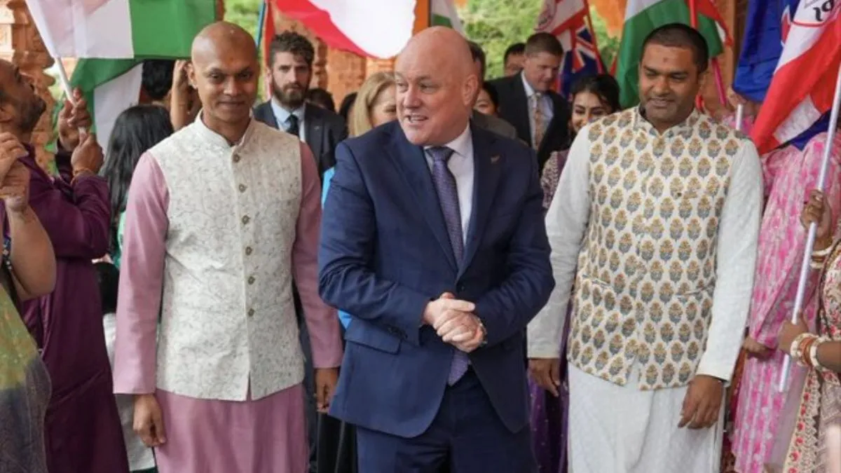 न्यूजीलैंड के प्रधानमंत्री क्रिस्टोफर लुक्सन, बीएपीएस मंदिर में अन्नकूट पर्व का जश्न मनाते हुए। - India TV Hindi