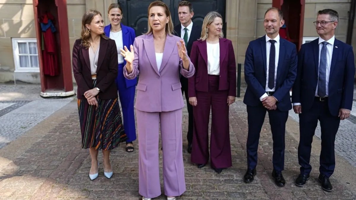 डेनमार्क की प्रधान मंत्री मेटे फ्रेडरिक्सन (बीच में)- India TV Hindi