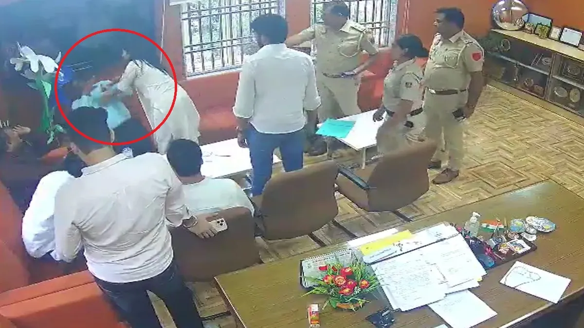 जॉइंट सेक्रेटरी दीपिका झा ने प्रोफेसर को जड़ा थप्पड़- India TV Hindi