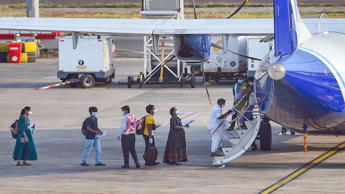 फ्लाइट पर सवार होते हवाई यात्री।- India TV Paisa