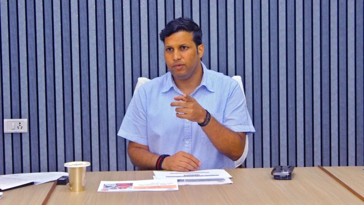 गाजियाबाद के जिलाधिकारी रवींद्र कुमार मंदर - India TV Hindi