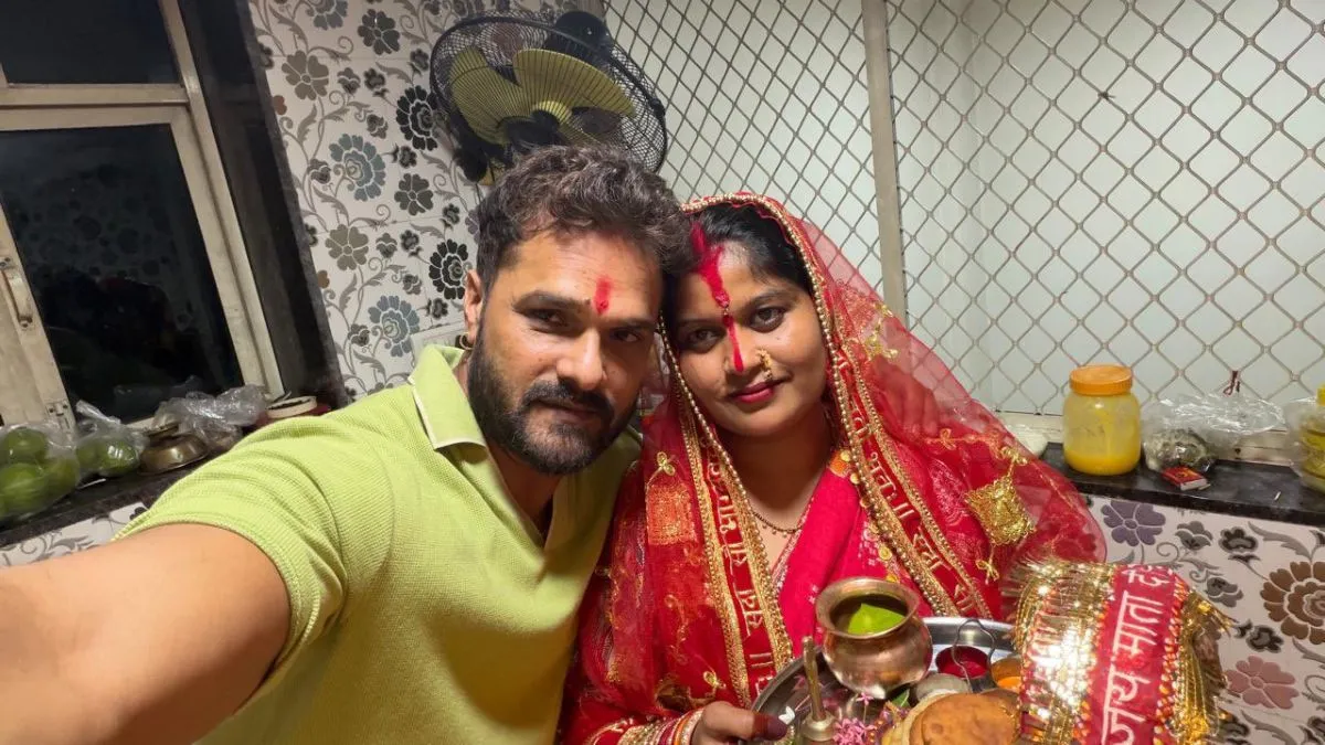 पत्नी चंदा के साथ खेसारी लाल यादव- India TV Hindi