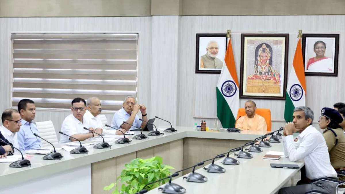 अधिकारियों के साथ मीटिंग करते हुए सीएम योगी- India TV Hindi