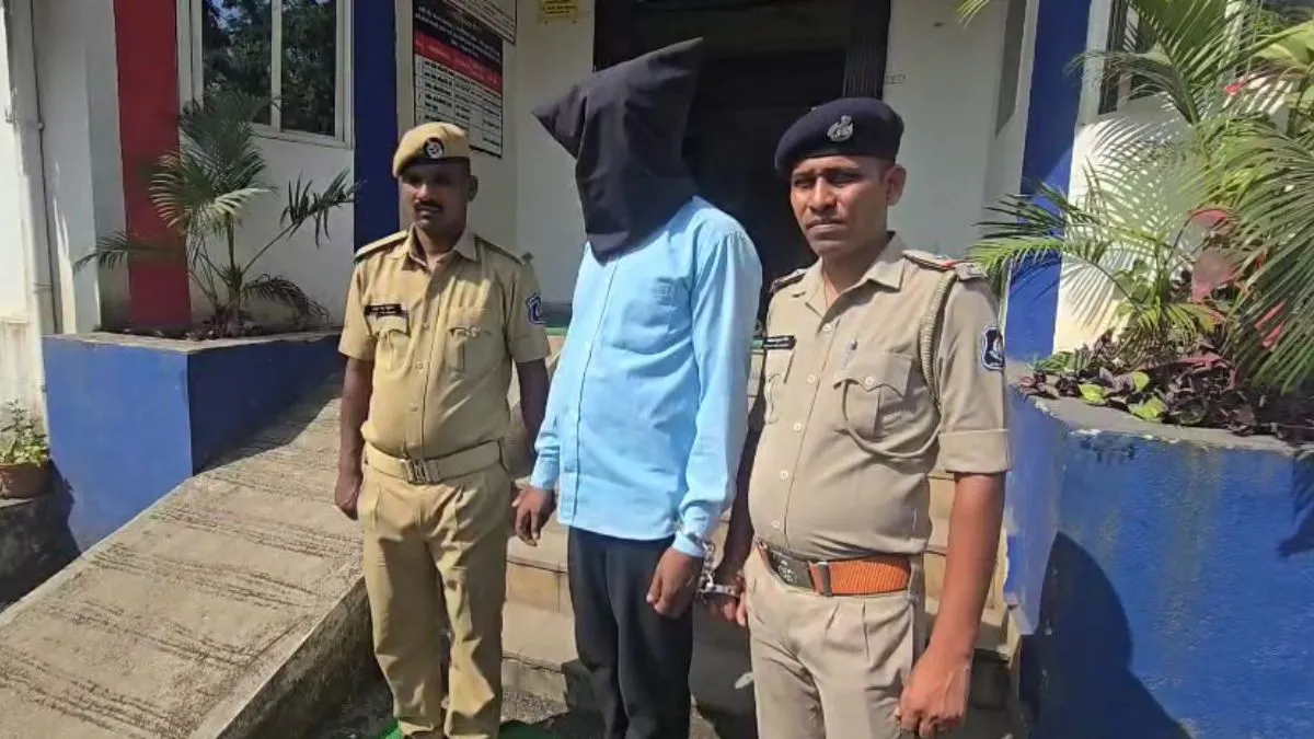 पुलिस हिरासत में आरोपी- India TV Hindi