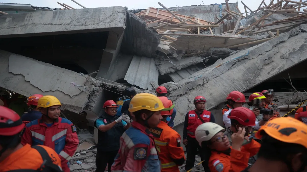 Indonesia School Building Collapse- India TV Hindi