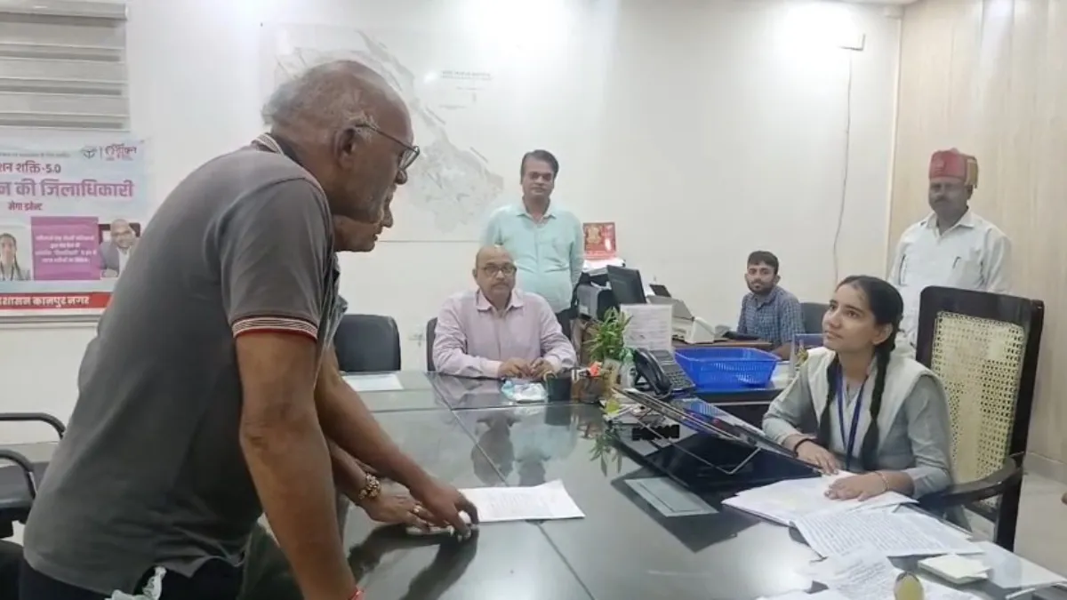 मेधावी छात्रा श्रद्धा दीक्षित को एक दिन के लिए जिलाधिकारी की जिम्मेदारी सौंपी गई।- India TV Hindi